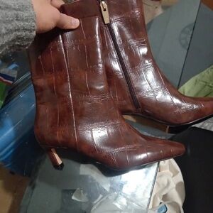 Elegant Brown Croc-Pattern Heeled Boots
